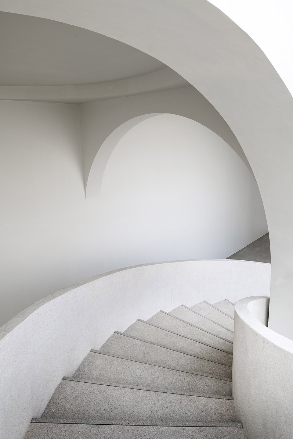Q.mainhall staircase to the bouquet throwing mezzanine