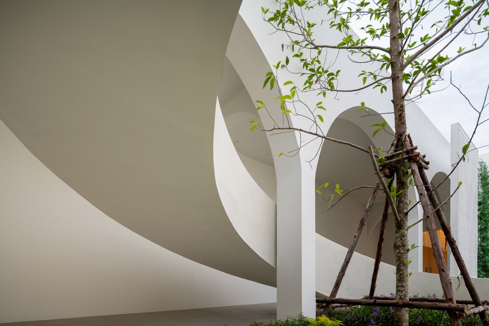 Q.semi circular staircase to the bouquet throwing mezzanine