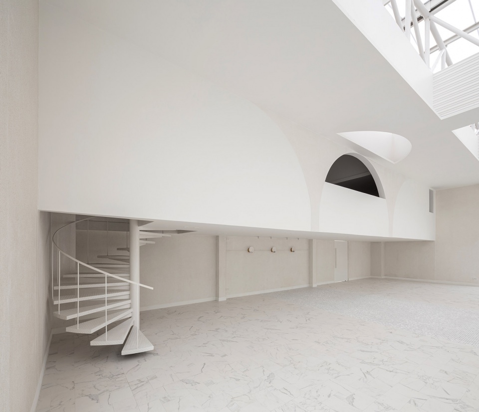 indoor bouquet throwing mezzanine