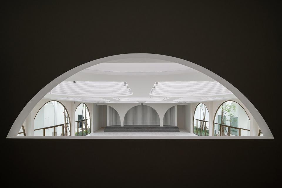 view from the indoor bouquet throwing mezzanine