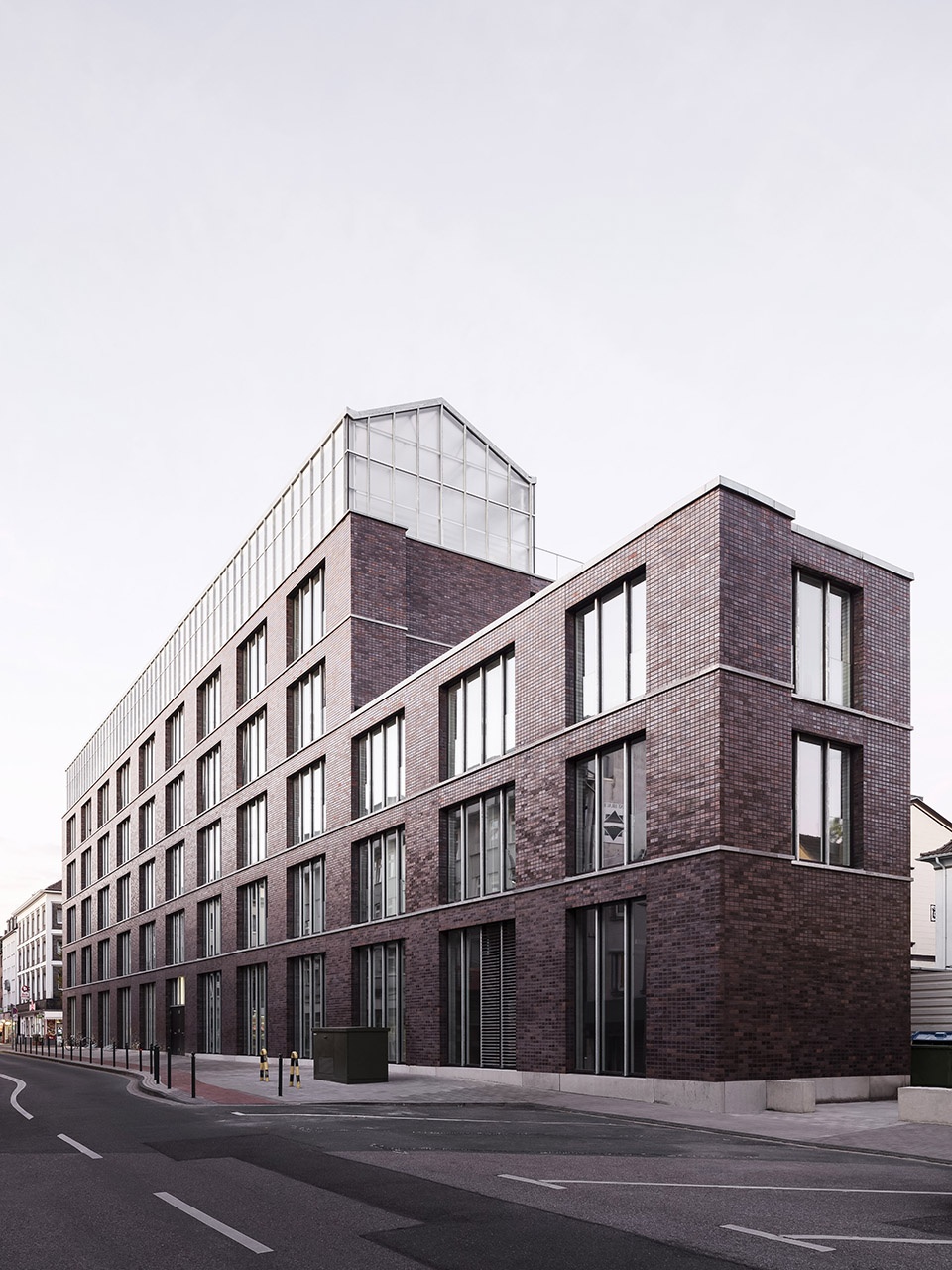 administration building with rooftop greenhouse at the altmarkt oberhausen by kuehn malvezzi