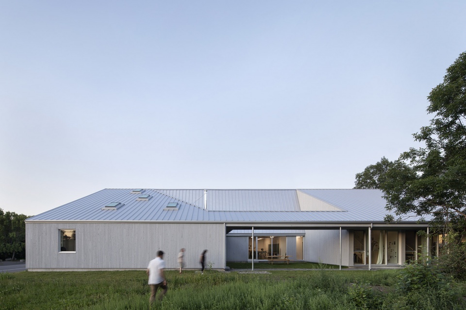 centre est nord est artist residence by bourgeois lechasseur architectes