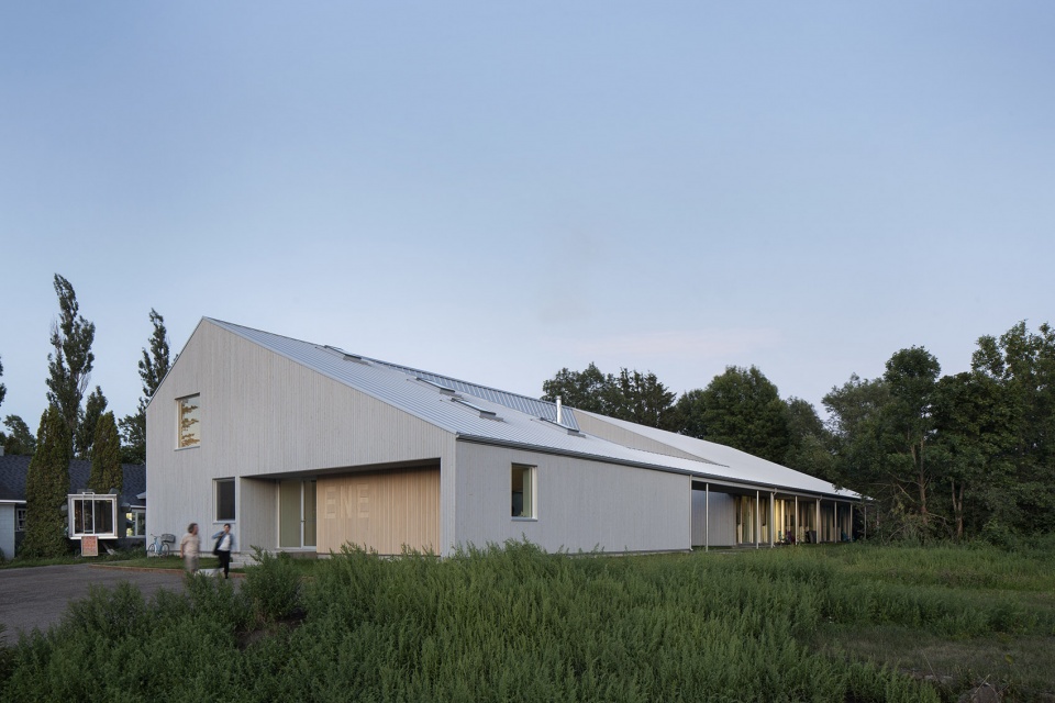centre est nord est artist residence by bourgeois lechasseur architectes