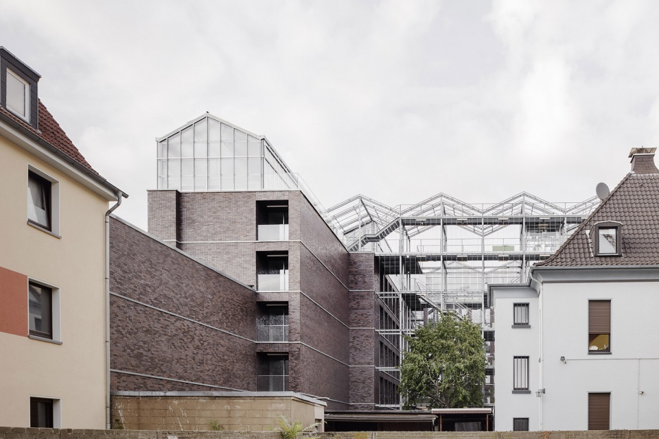 administration building with rooftop greenhouse at the altmarkt oberhausen by kuehn malvezzi