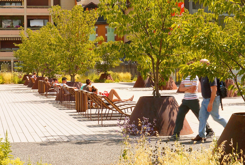 urban space of esplanade paul grimault at annecy by agence aps