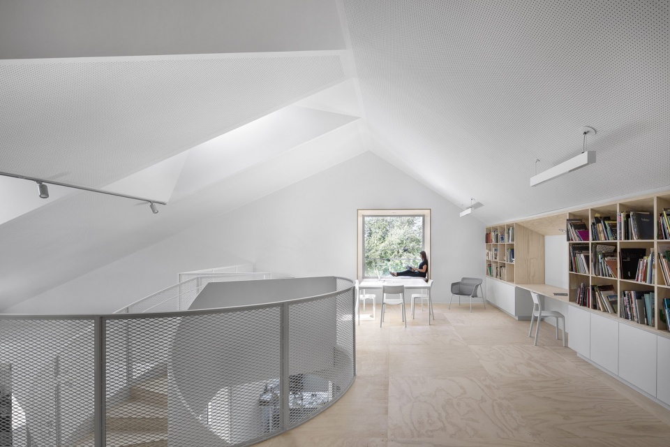 centre est nord est artist residence by bourgeois lechasseur architectes