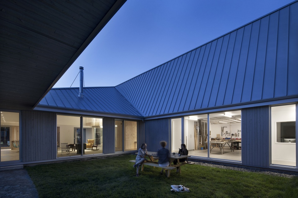 centre est nord est artist residence by bourgeois lechasseur architectes