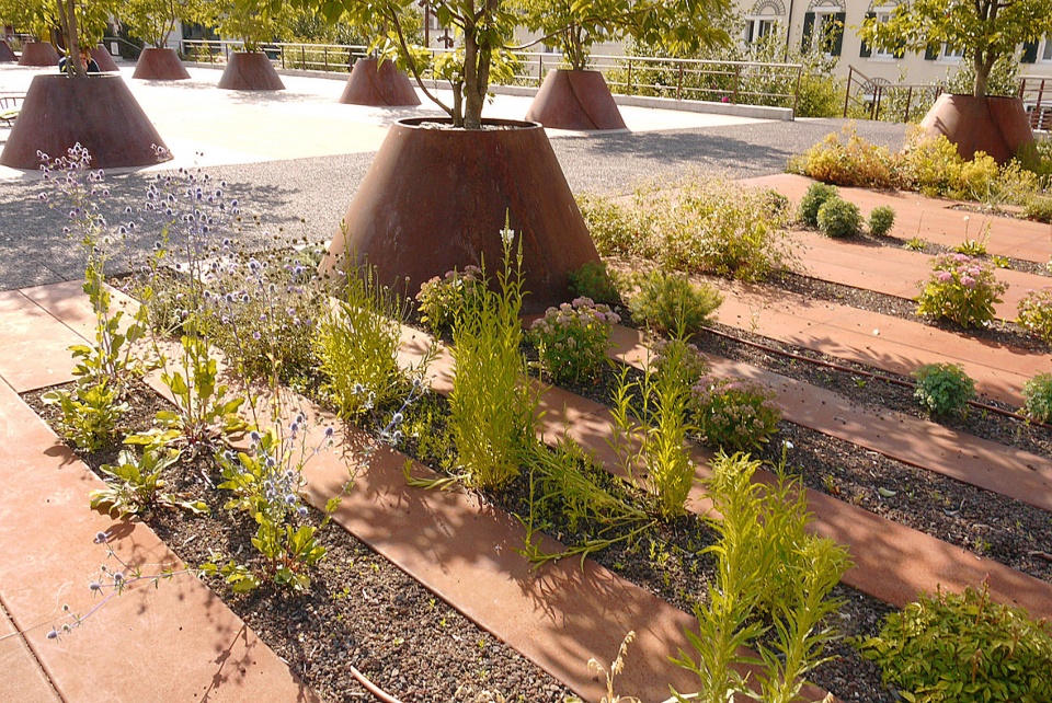 urban space of esplanade paul grimault at annecy by agence aps