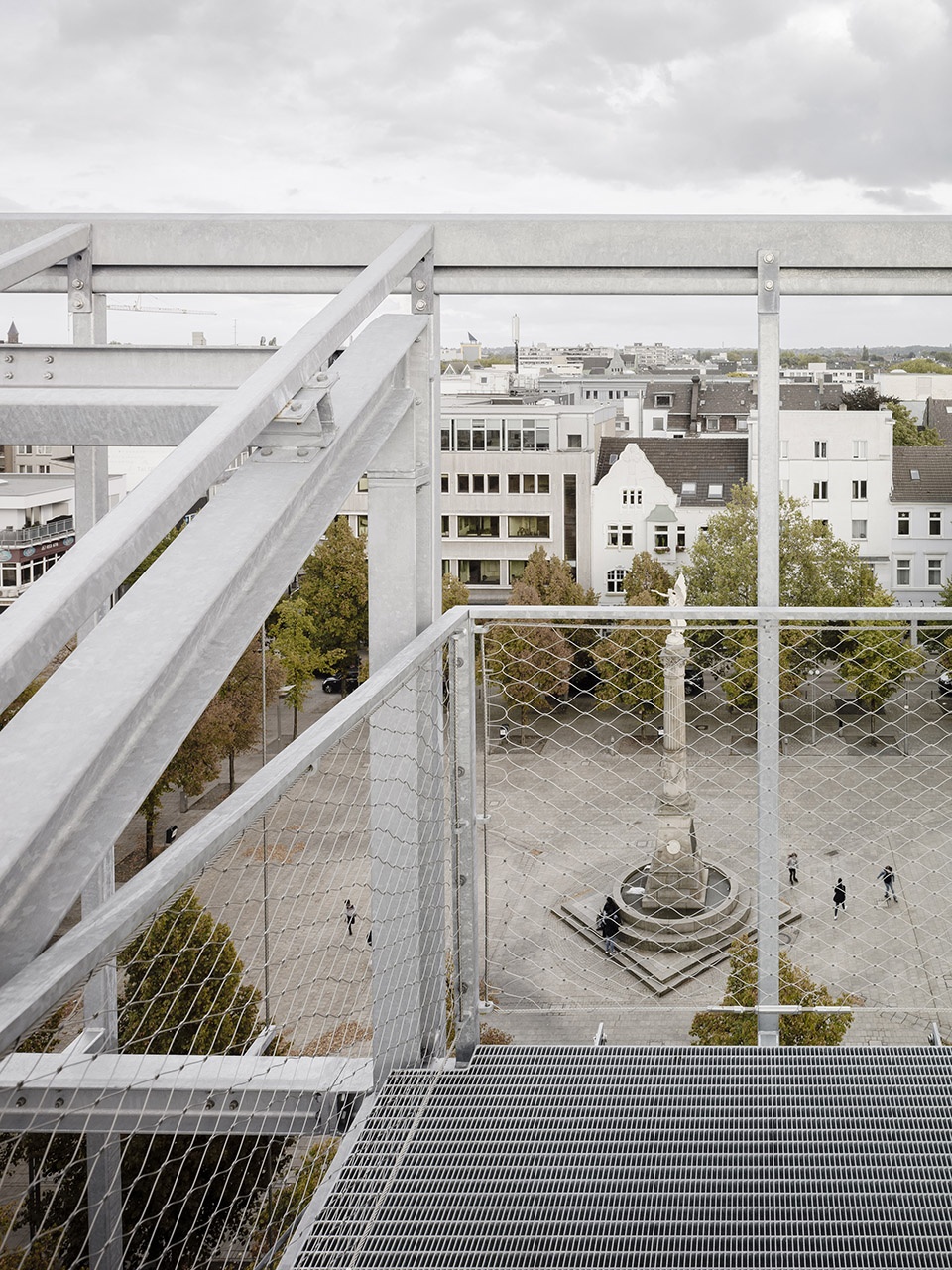 administration building with rooftop greenhouse at the altmarkt oberhausen by kuehn malvezzi