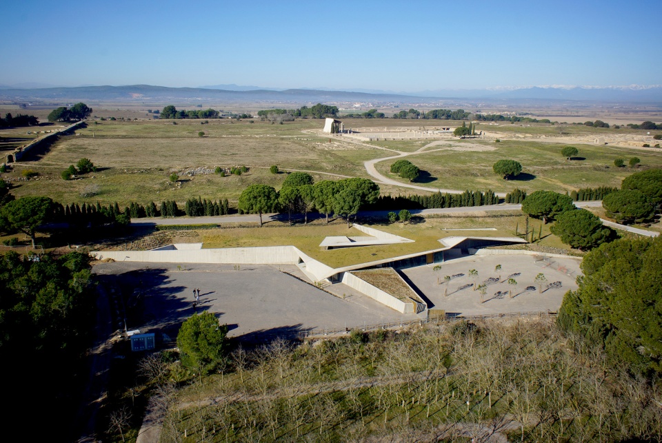 visitors center at the archaeological site of empuries by fuses viader arquitectes