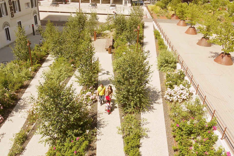 urban space of esplanade paul grimault at annecy by agence aps