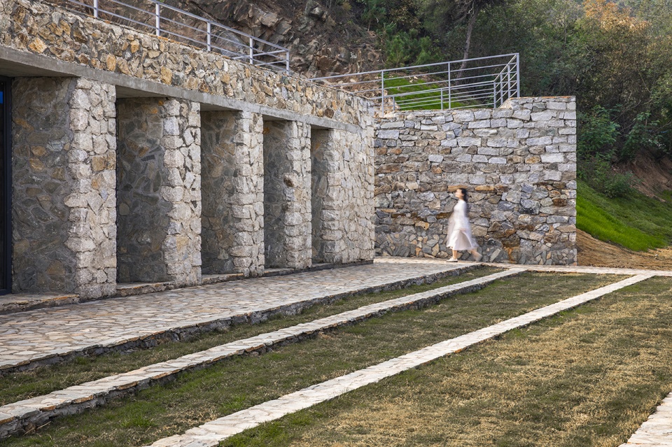 stone nest amphitheatre in weihai china by he wei studio
