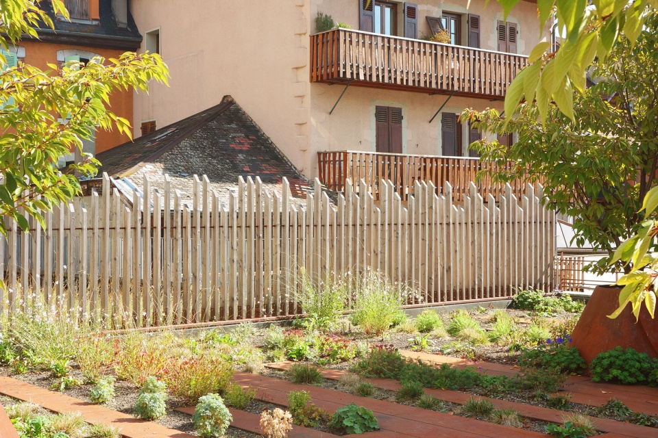 urban space of esplanade paul grimault at annecy by agence aps