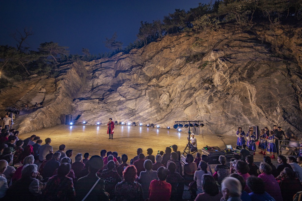 stone nest amphitheatre in weihai china by he wei studio