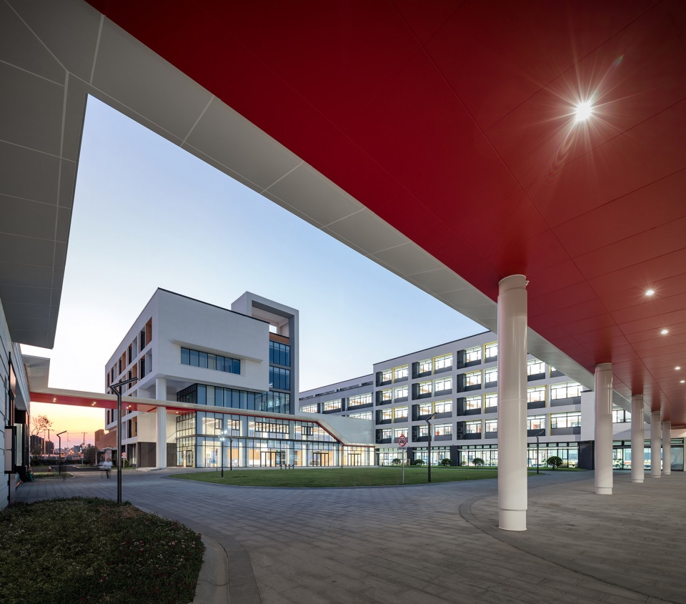 running freely on the generous corridors and terracessuis-qingpu