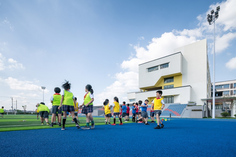 shanghai united international school qingpu campus china by tobe architects