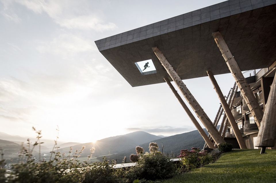 Hubertus oscillating between heaven and earth by noa