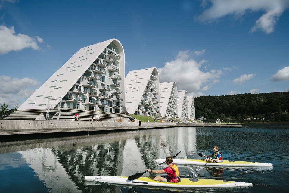 the wave apartment by henning larsen