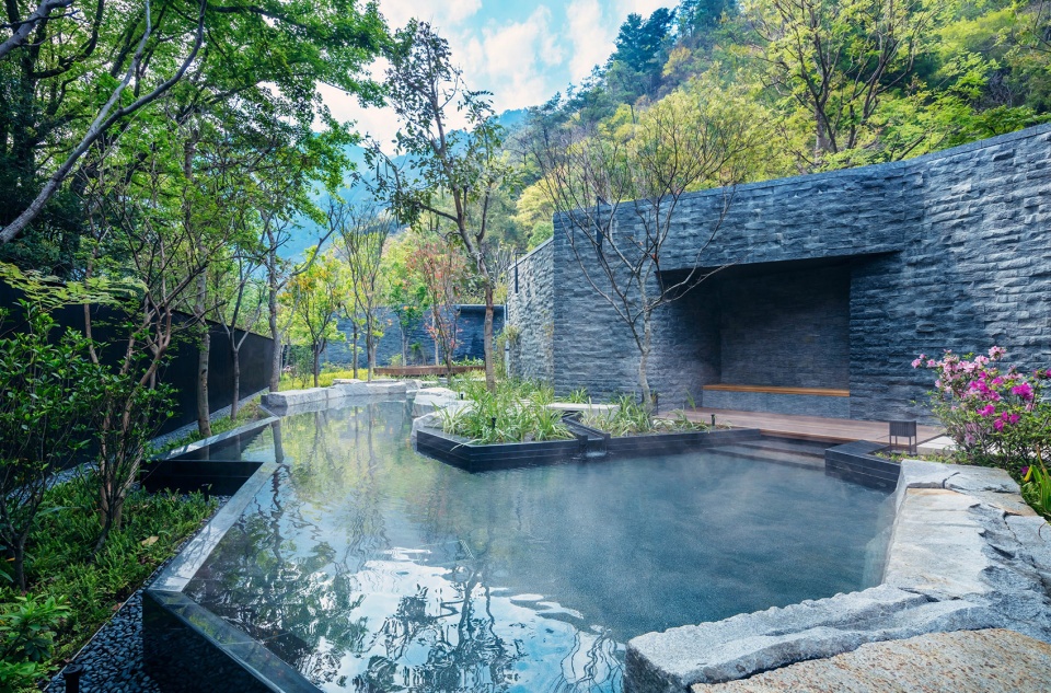 hoshinoya guguan by azuma architect associates