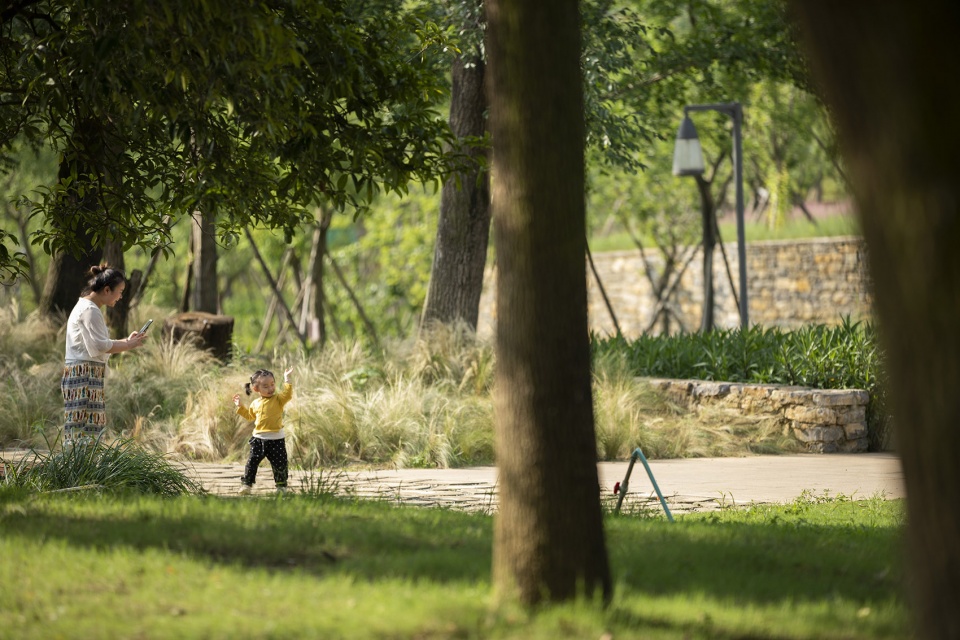 anshun hongshan lake civil park china by la design