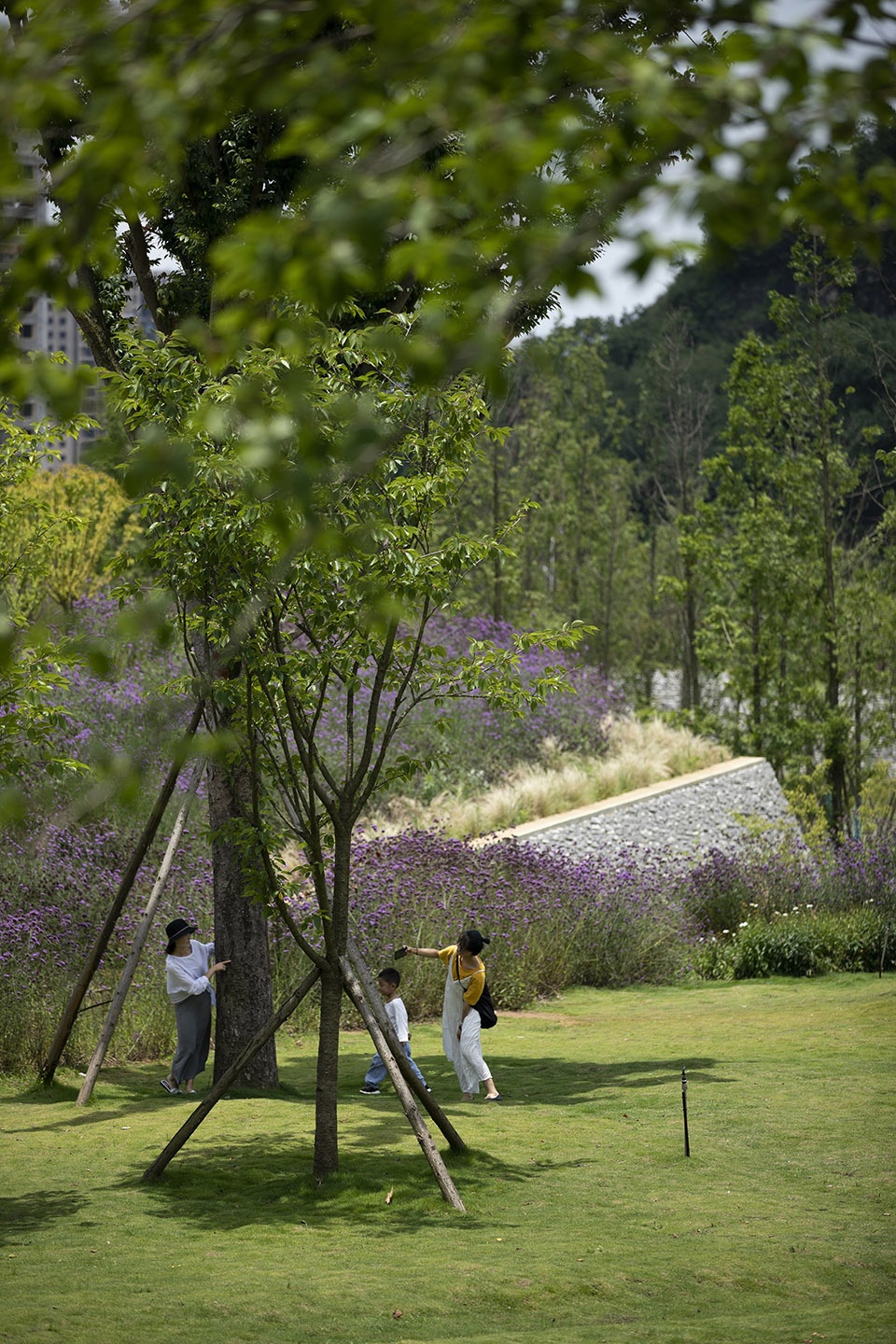 anshun hongshan lake civil park china by la design