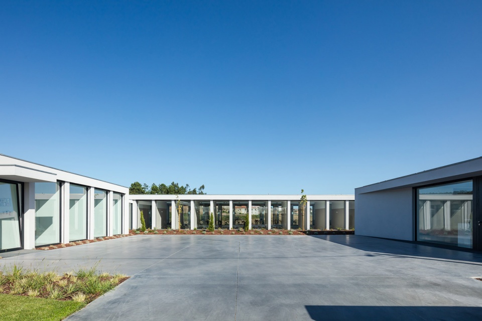 canine feline hotel by raulino silva arquitecto