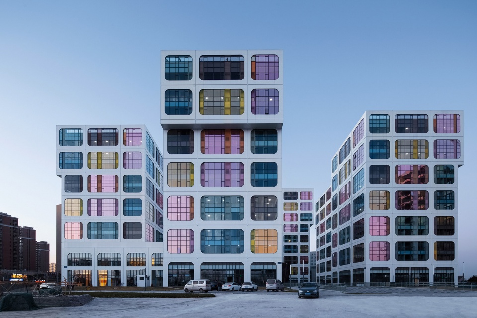 providing the following description:北京时代广场位于北京市房山区