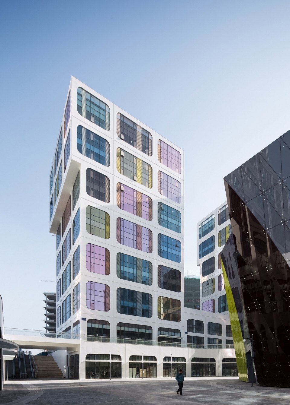 providing the following description:北京时代广场位于北京市房山区