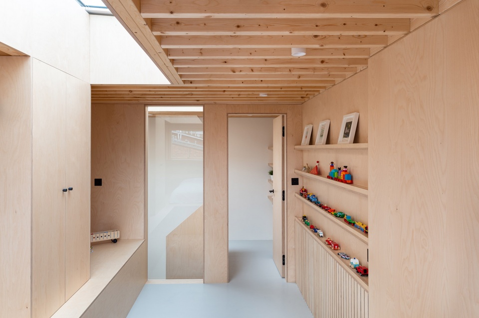 two and a half storey house by bradley van der straeten