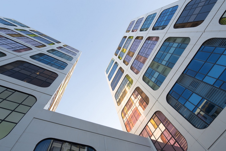 providing the following description:北京时代广场位于北京市房山区