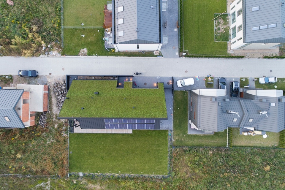 house behind the roof by superhelix pracownia projektowa 960x640