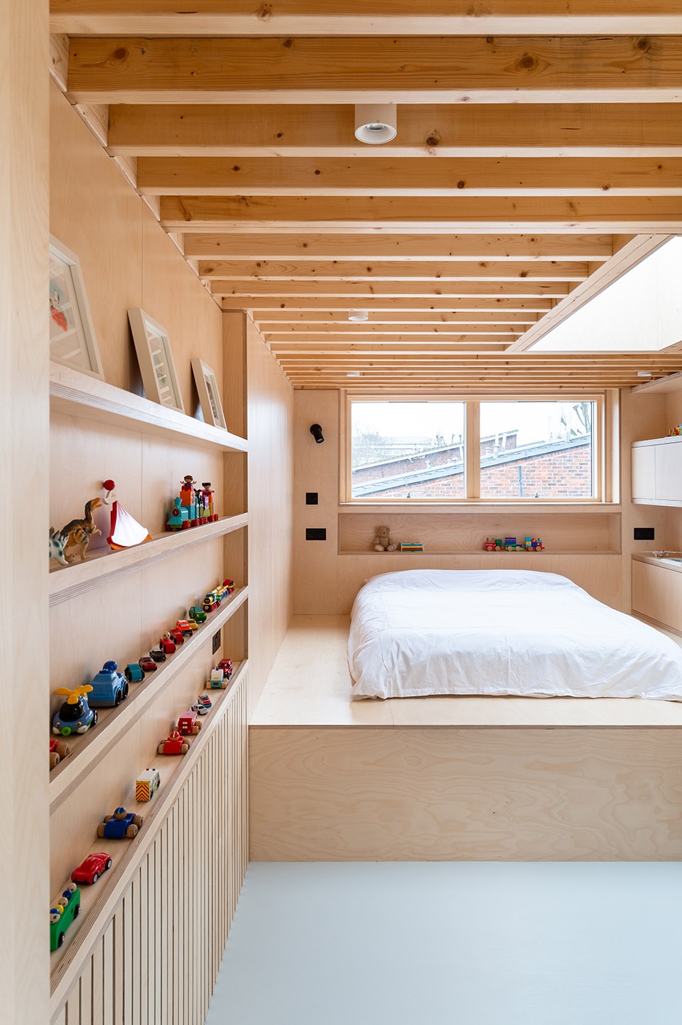 two and a half storey house by bradley van der straeten