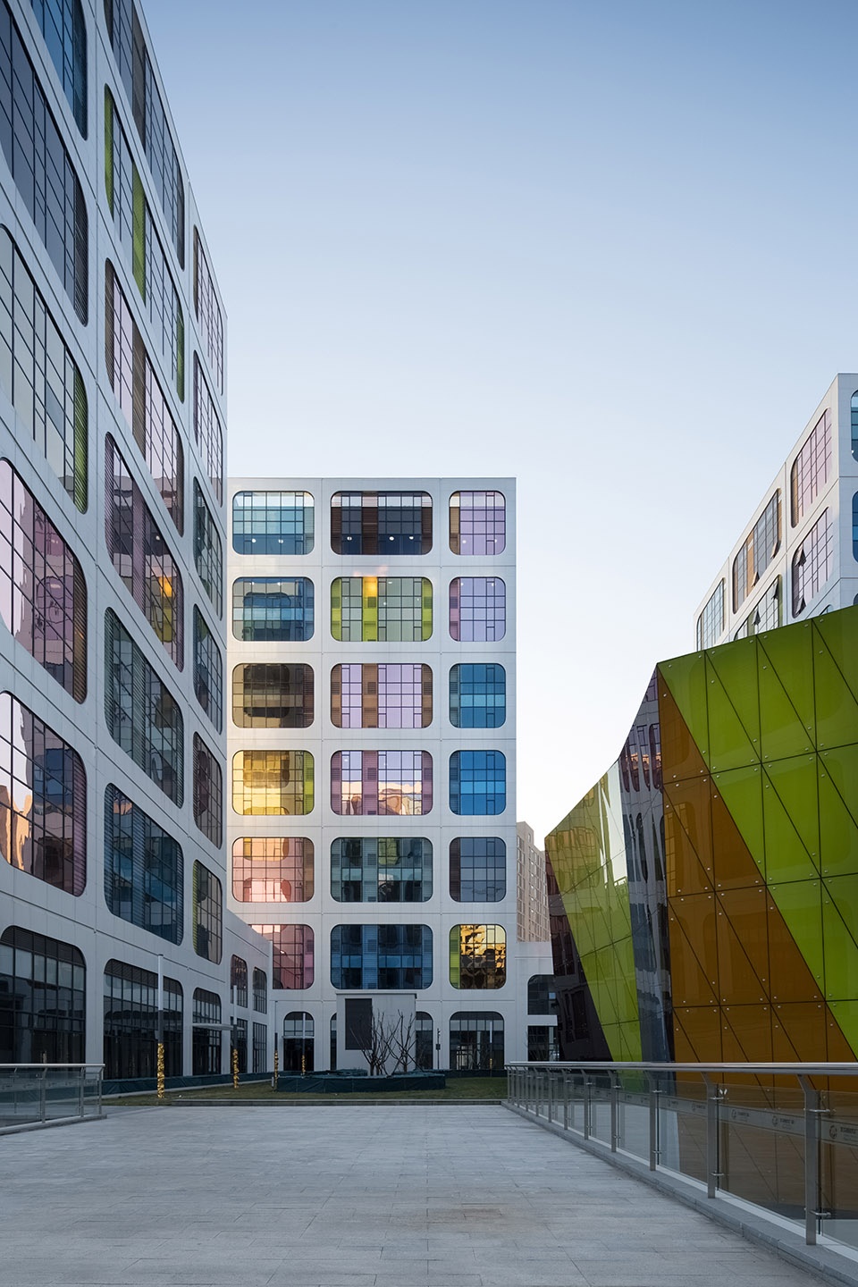 providing the following description:北京时代广场位于北京市房山区