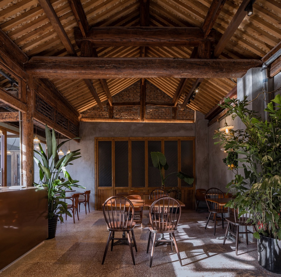 renovation project of metal hands coffee at beijing dongsinanyang hutong china by linkchance architects