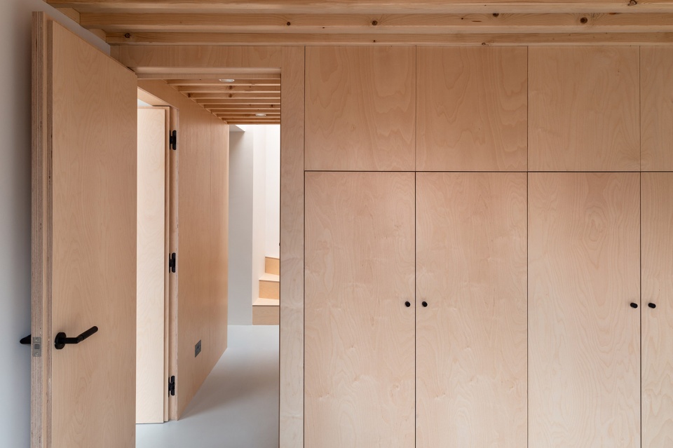 two and a half storey house by bradley van der straeten