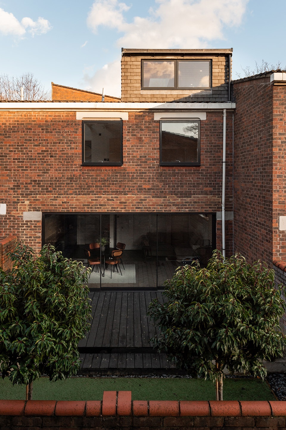 two and a half storey house by bradley van der straeten