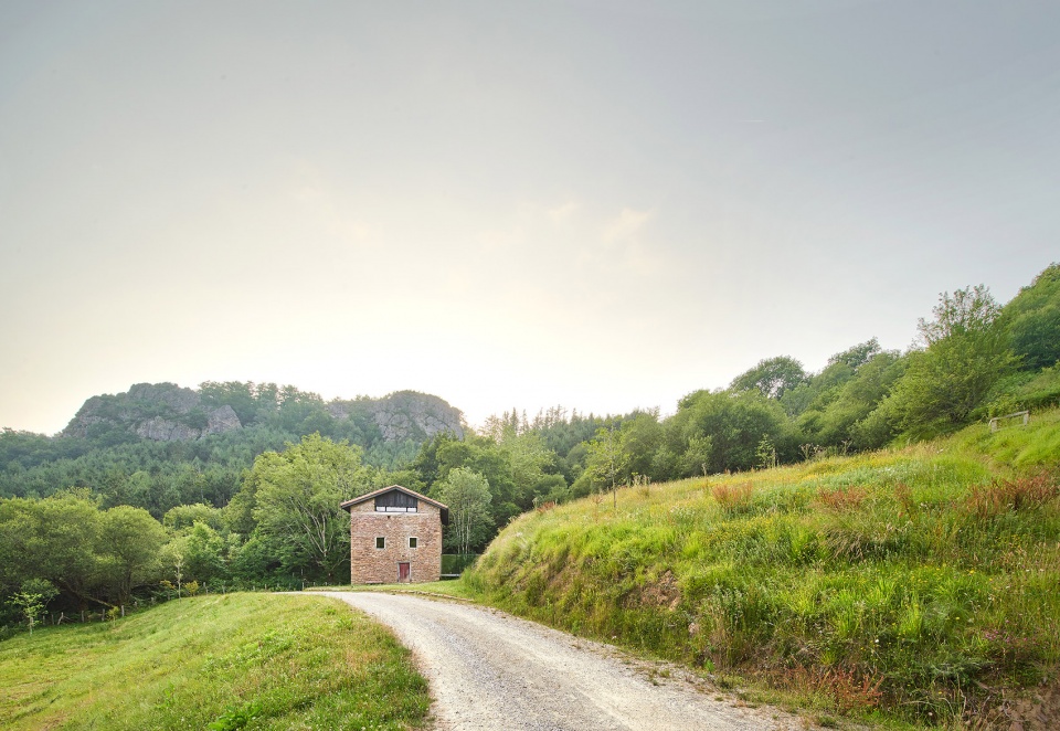 landaburu borda farm house by jordi hidalgo tane