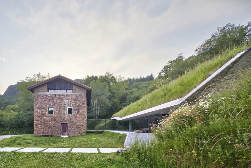 landaburu borda farm house by jordi hidalgo tane