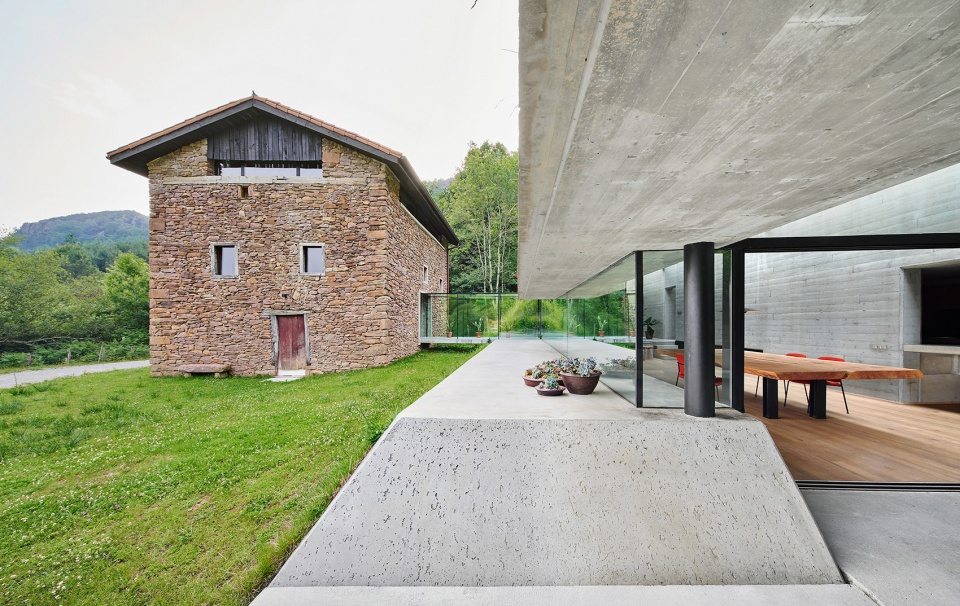 landaburu borda farm house by jordi hidalgo tane