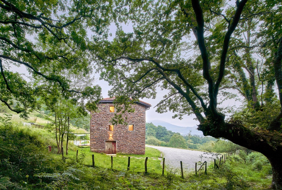 landaburu borda farm house by jordi hidalgo tane