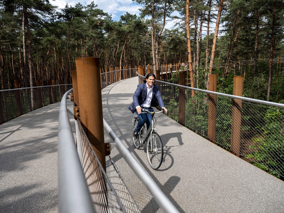 Cycling through the Trees by Burolandschap 1