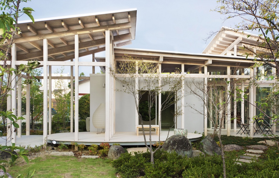 house surrounded by hedges studio velocity