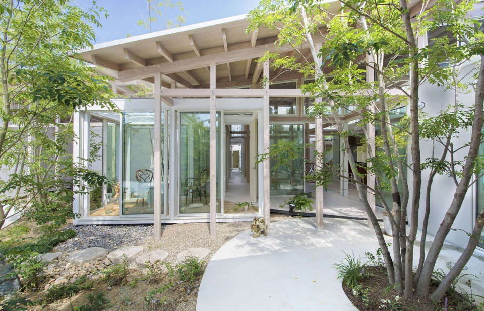 house surrounded by hedges studio velocity