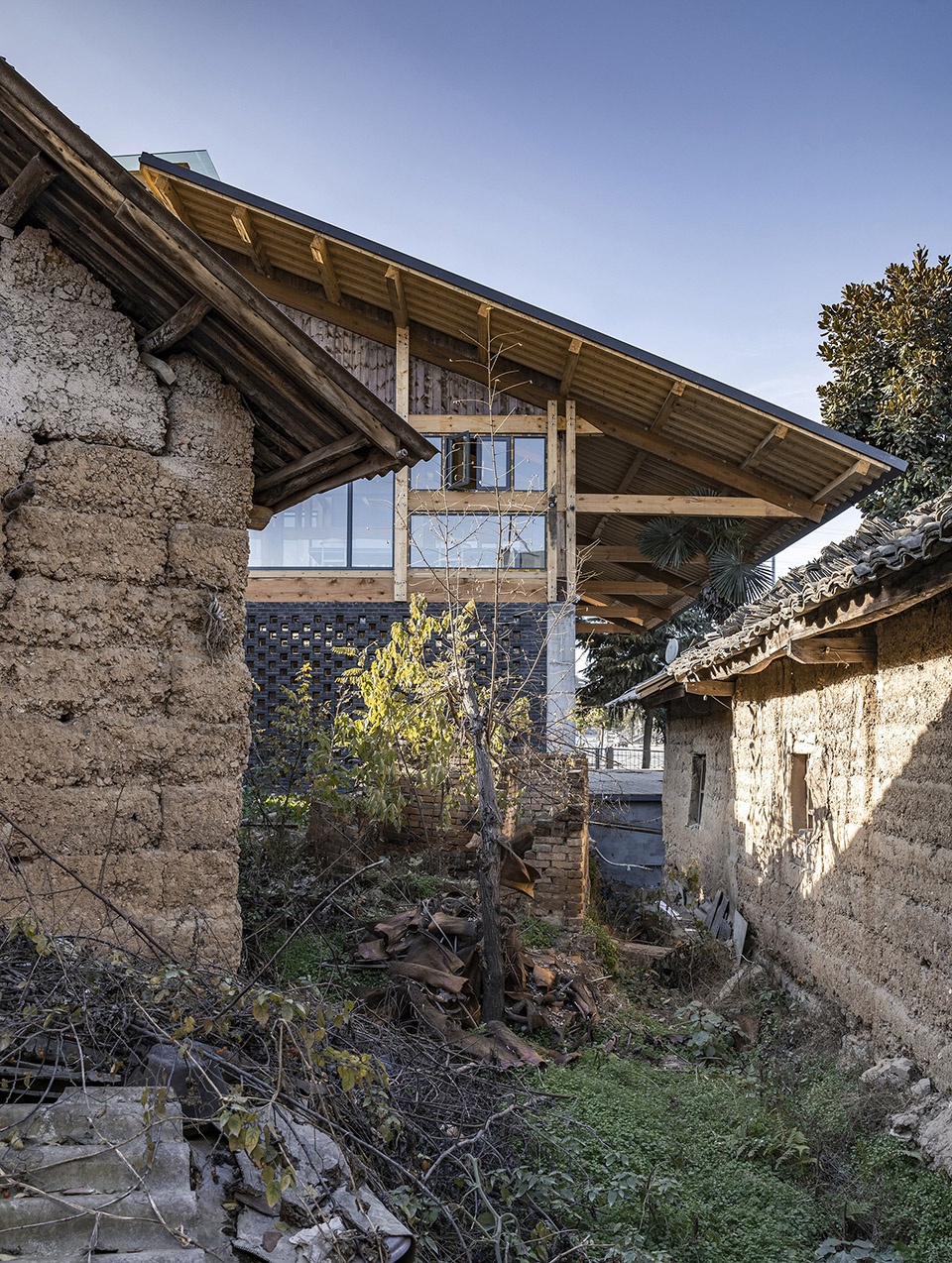 Party and Public Service Center of Yuanheguan Village LUO studio