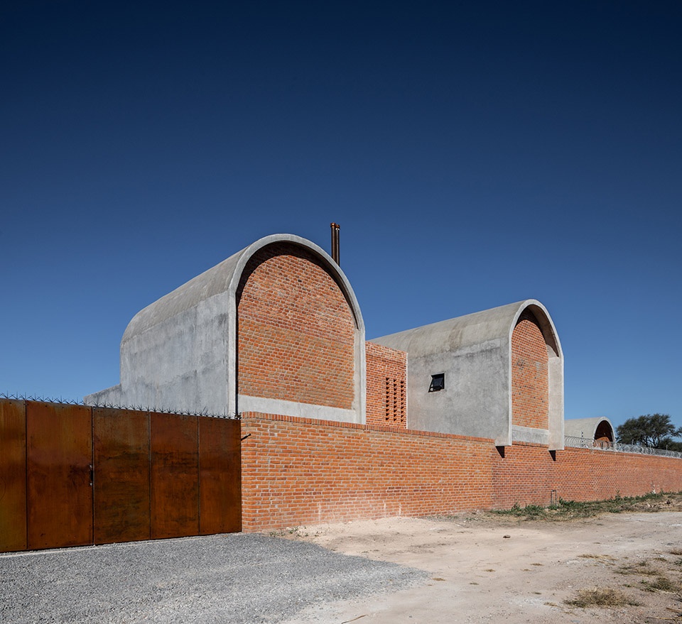 guanajal house by cubo rojo arquitectura