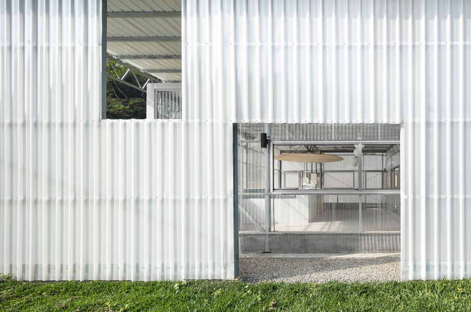 in between by j r architects