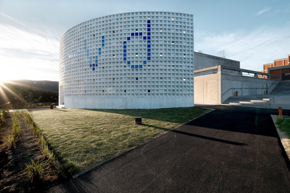 new entry of the high school of engineering and management by af architectes