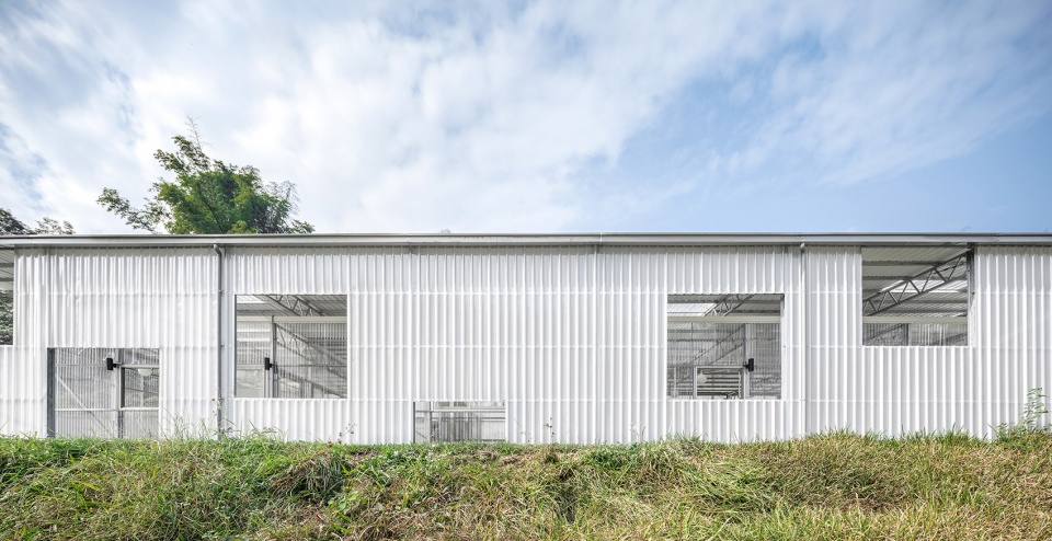 in between by j r architects