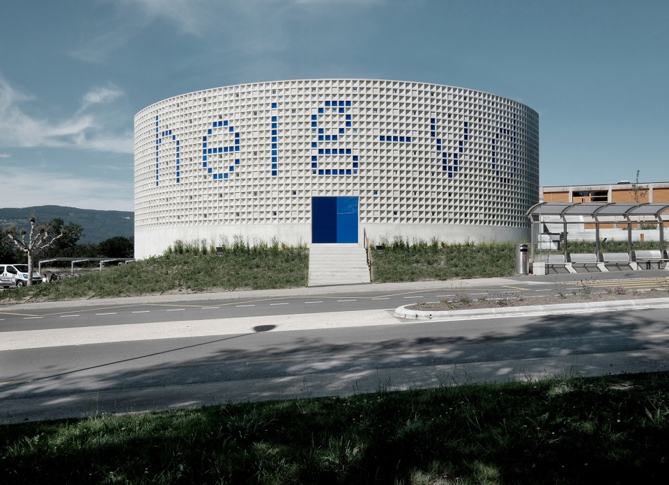 new entry of the high school of engineering and management by af architectes