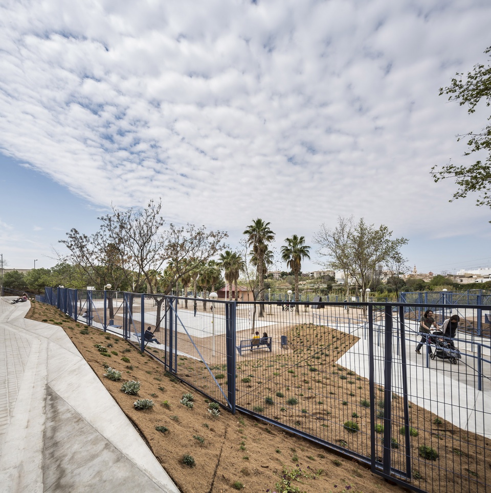 carmen carpintero park by tambori arquitectes and maria gil